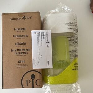 Pampered Chef Herb Keeper with White Lid and Green Base